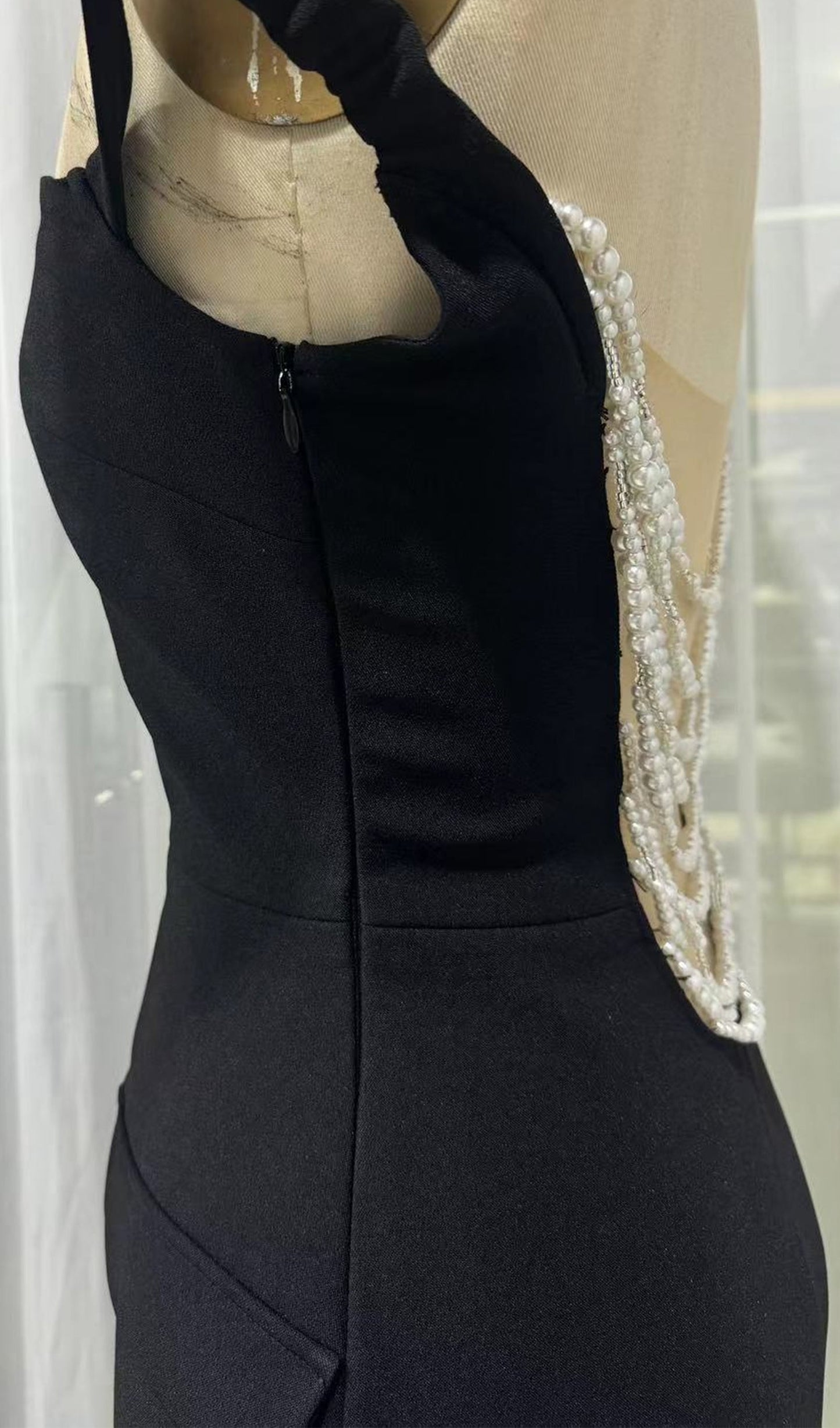 Kapalı Omuz Sırtı Açık Midi Elbise