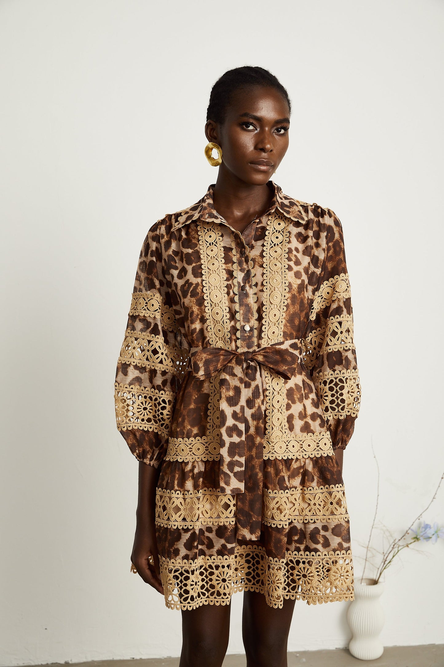 Léonor Leopar Desenli Kesik Panelli Mini Elbise