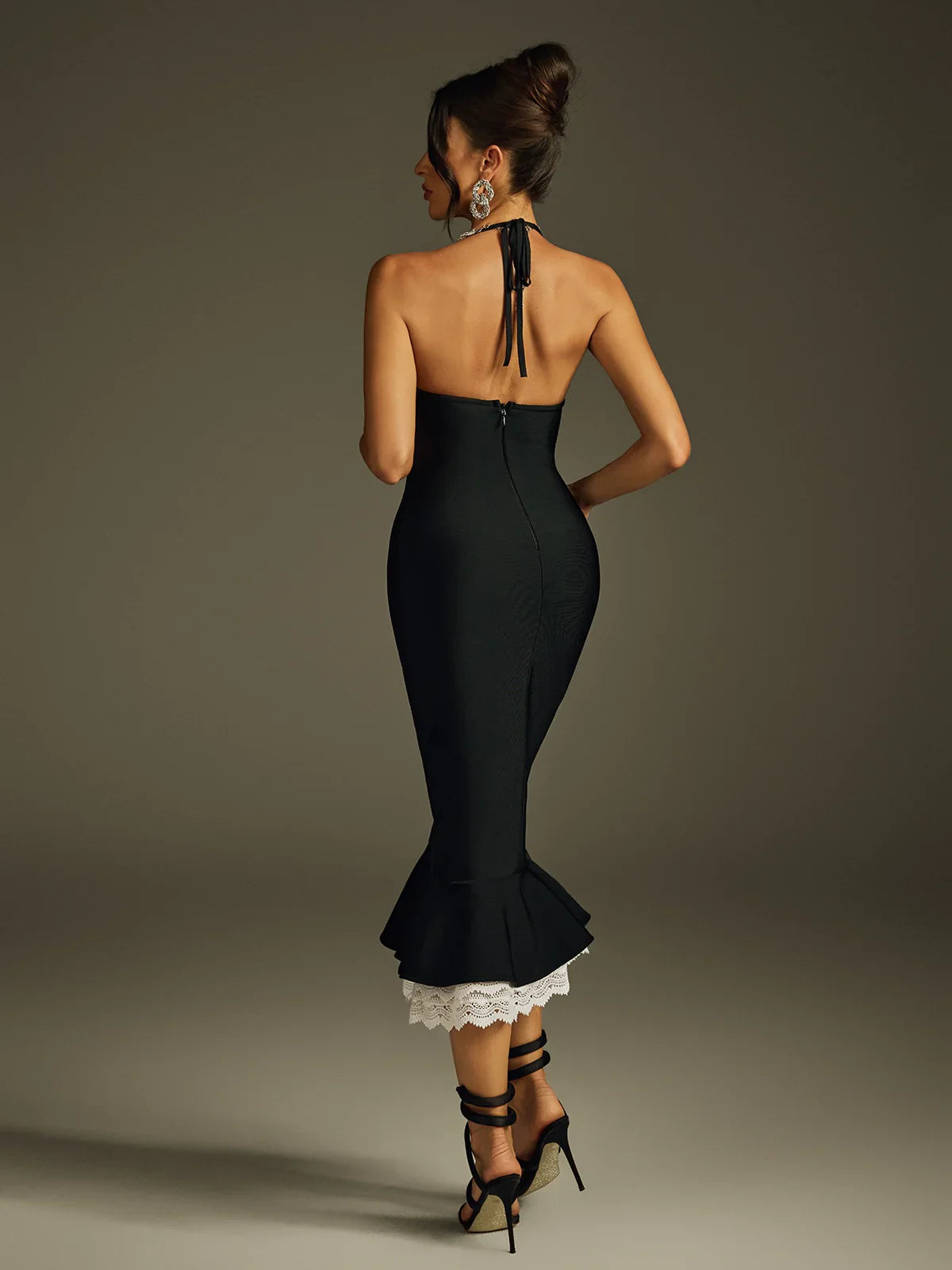 Piękna koronkowa sukienka midi z kontrastem