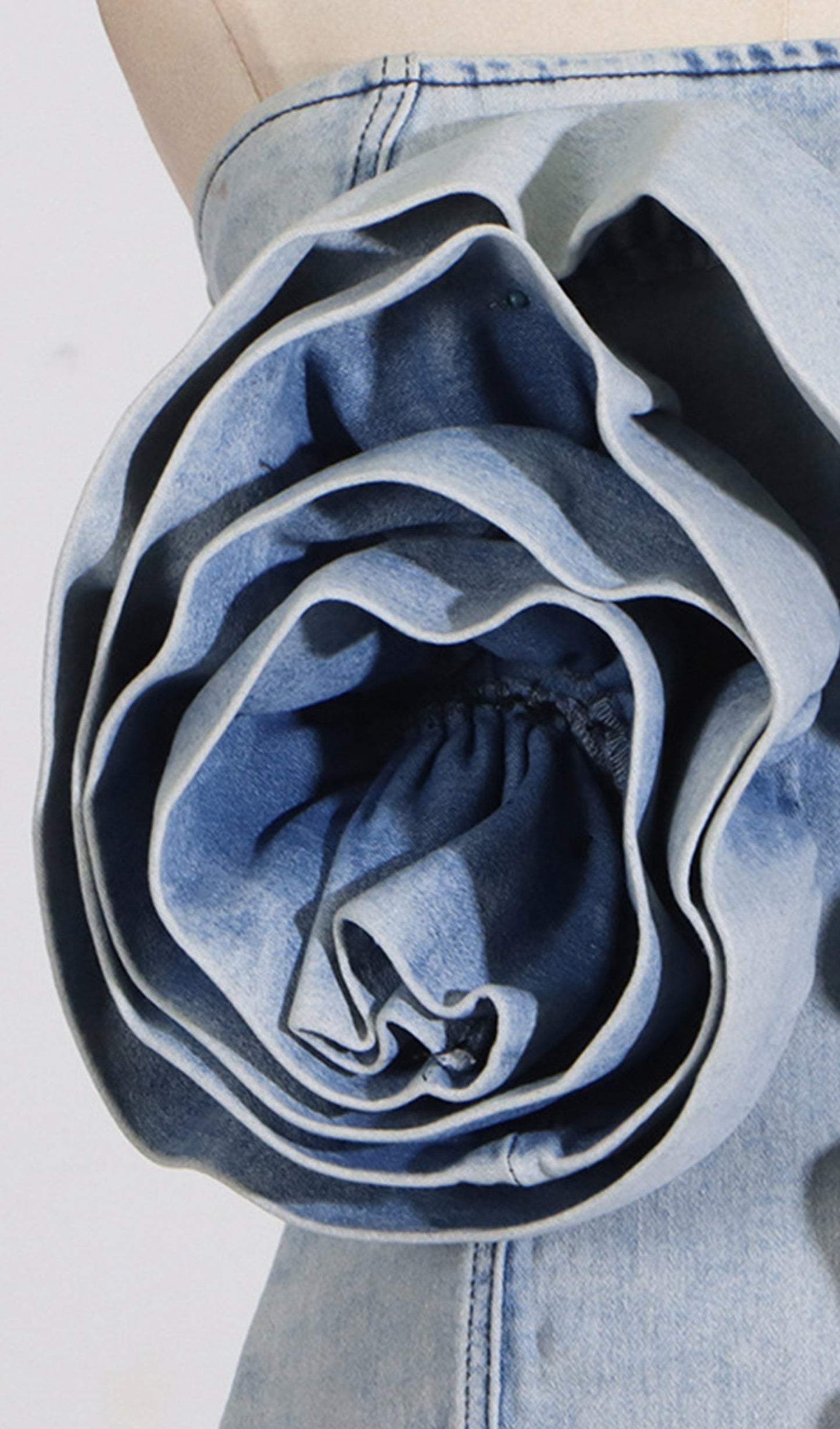 Çiçekli Omuzları Açık Denim Mini Elbise