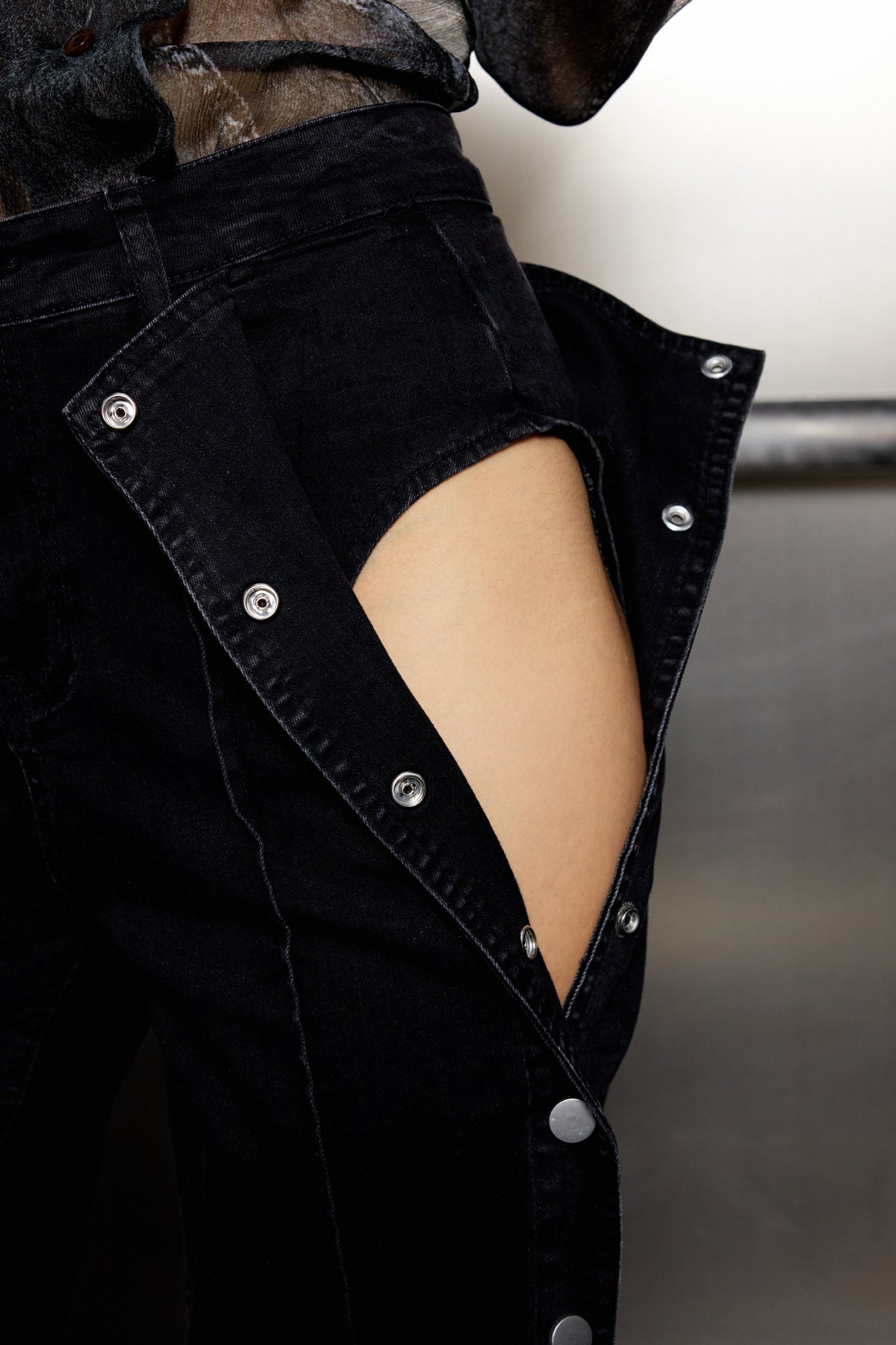 Aki Düğmeli Deconstruct Düz Kot Pantolon Siyah