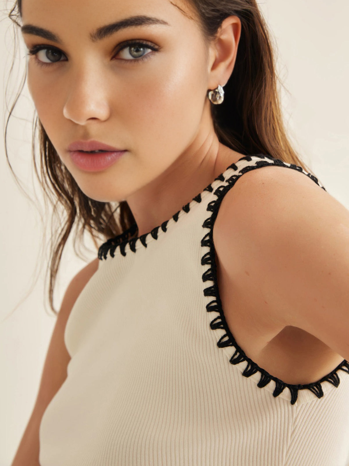 Minimalistyczny sweter z kontrastowym wykończeniem