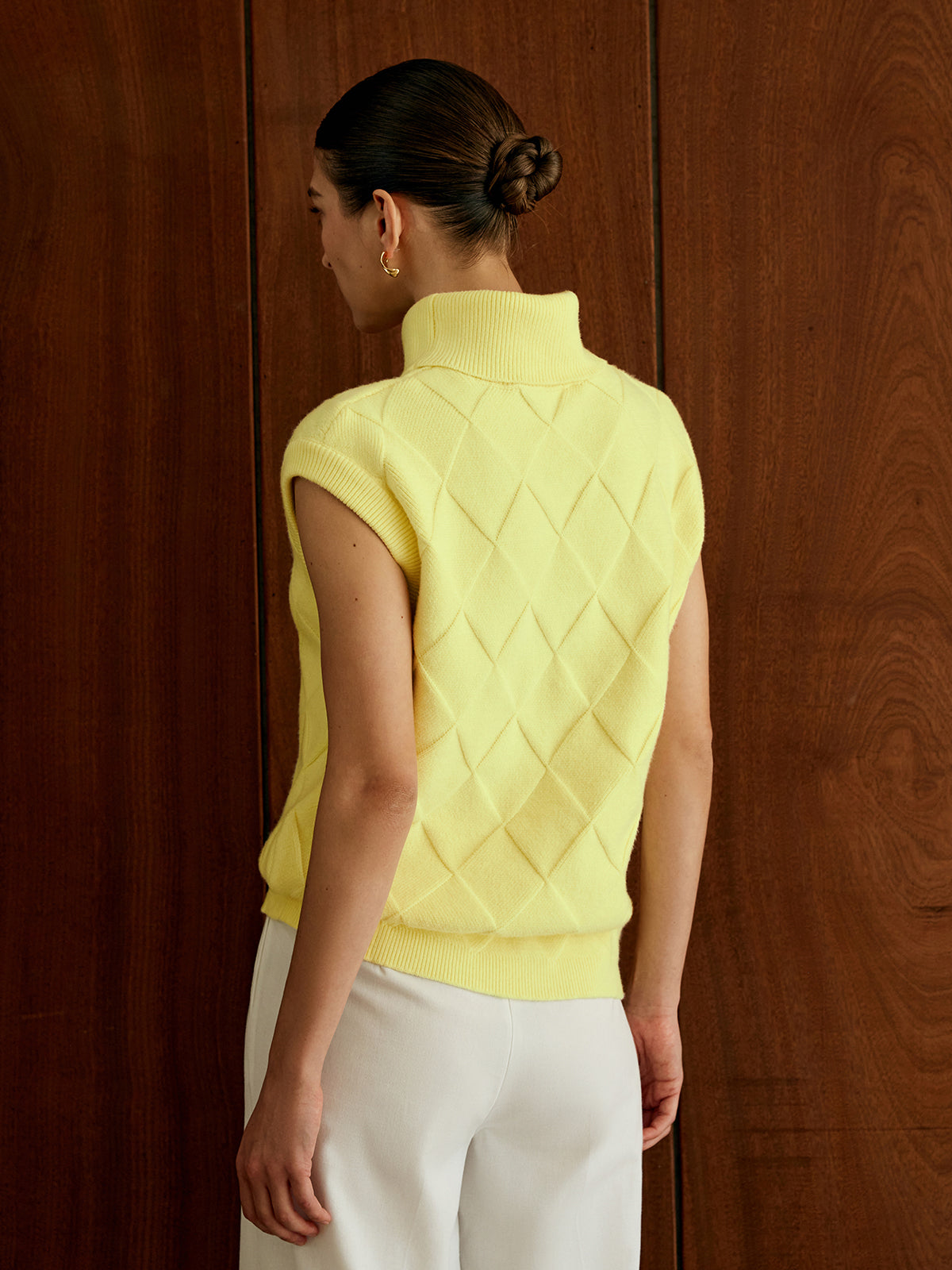 Sweter-kamizelka z golfem i diamentami