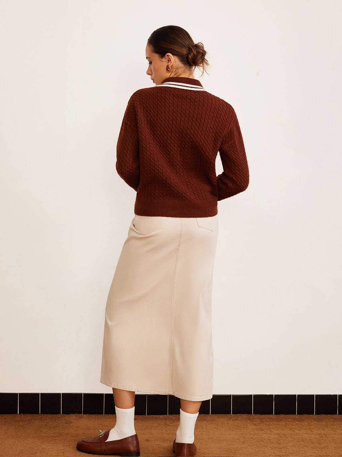 Sweter polo z dzianiny kablowej zapinany na guziki