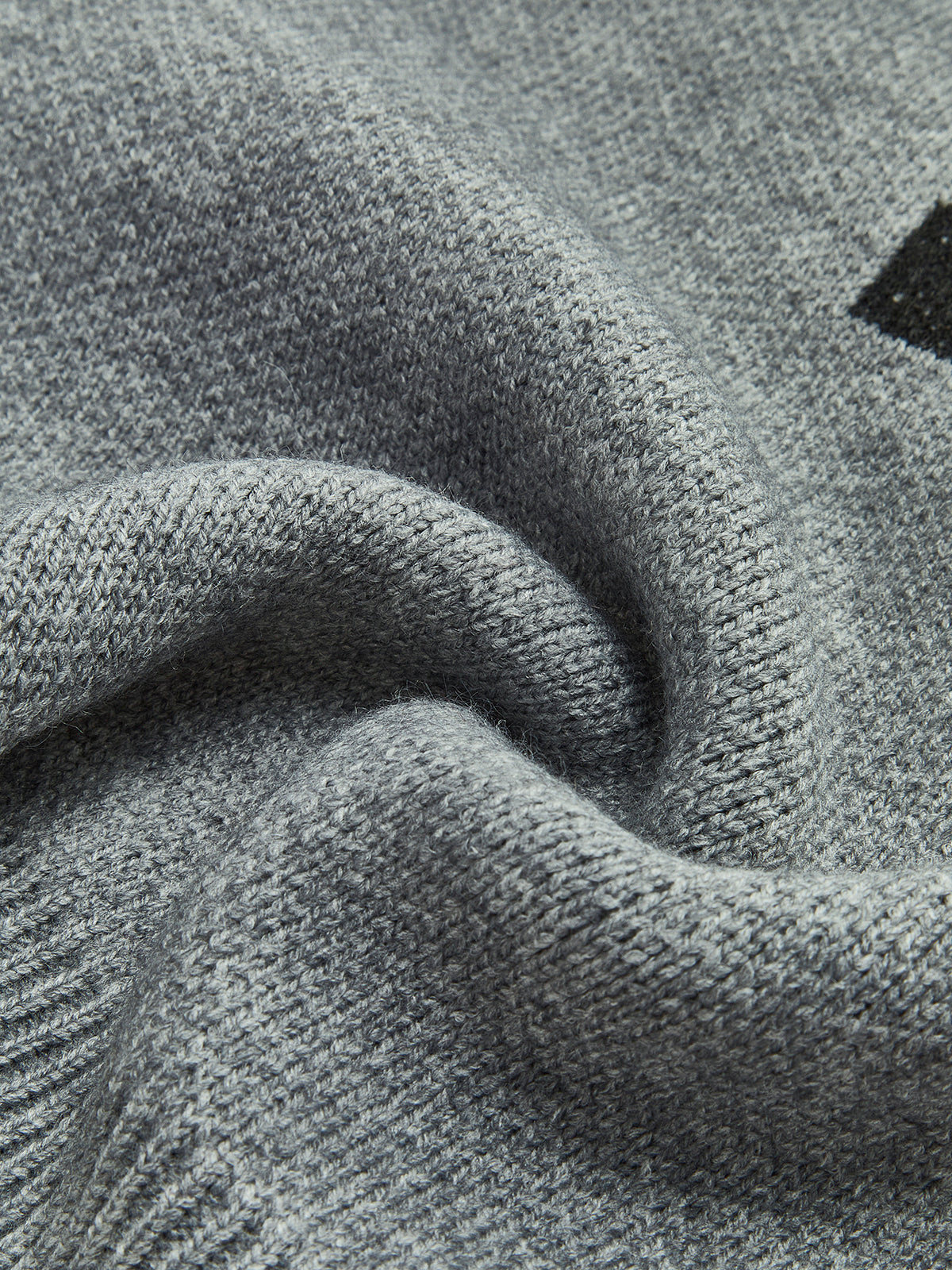 Luźny sweter z nadrukiem liter