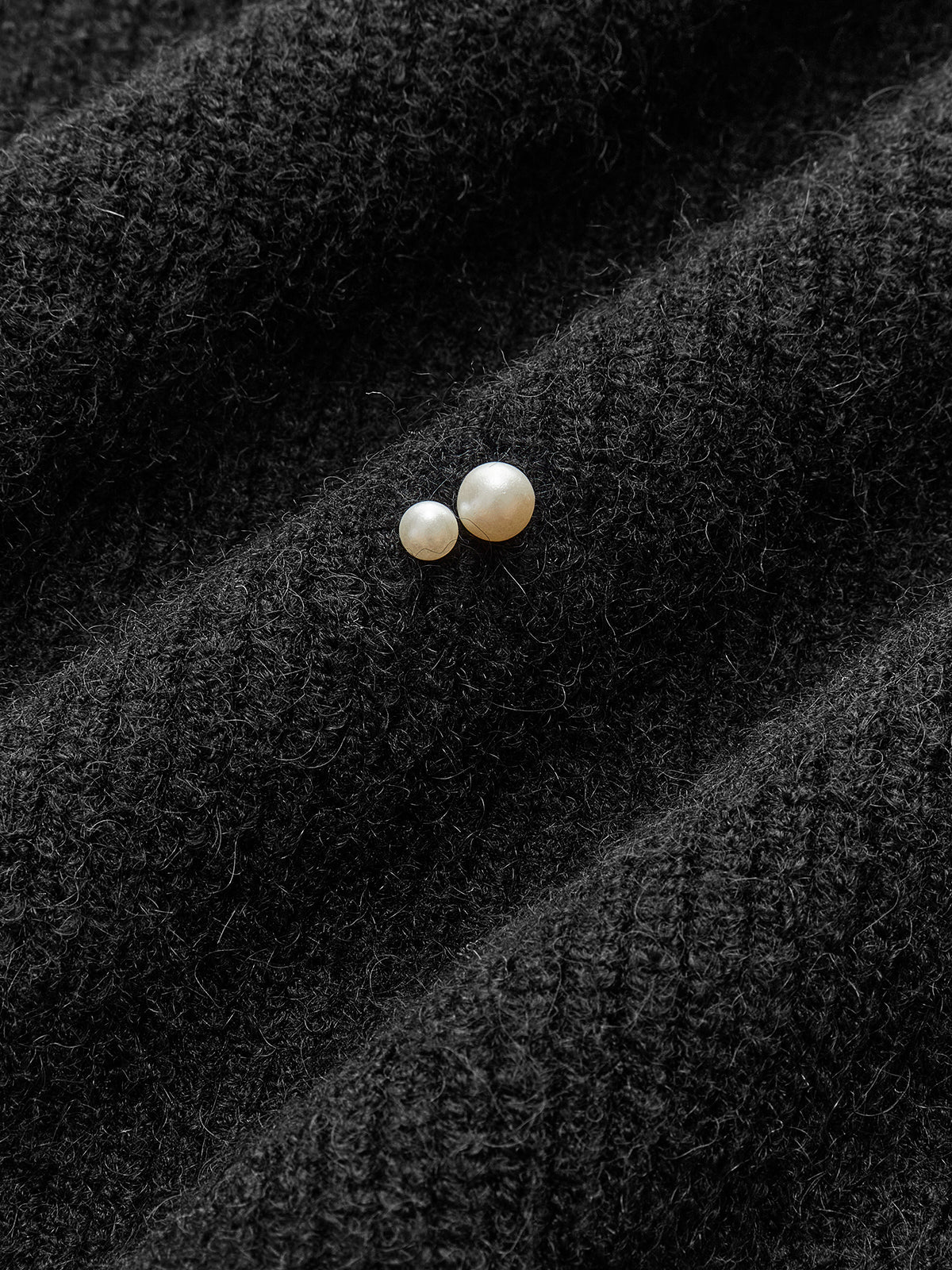 Sweter z marszczeniami i perłowymi koralikami