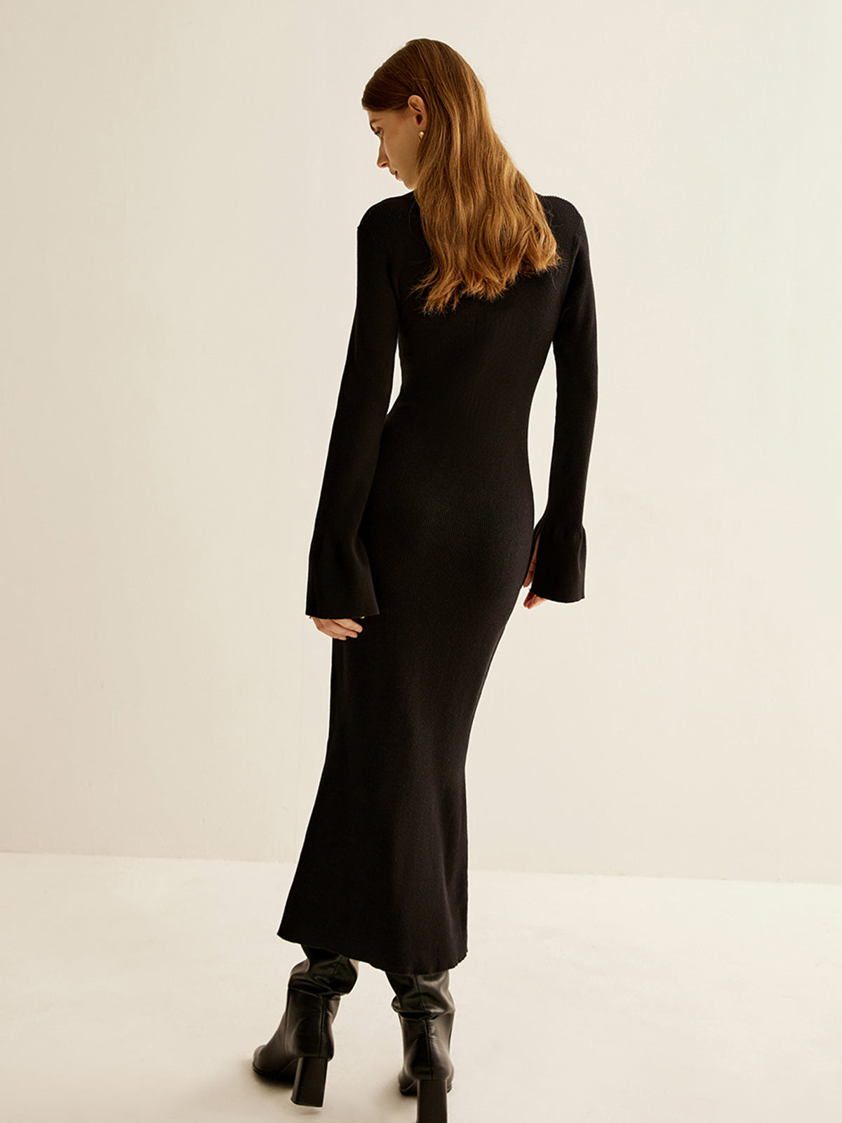 Sukienka maxi z dzianiny z dekoltem w serek i wąskim kołnierzykiem