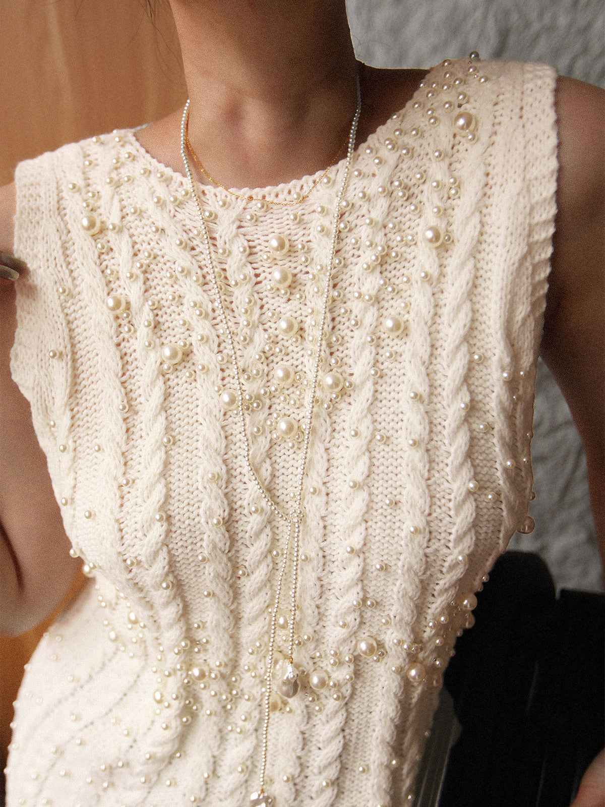 Kamizelka sweterkowa Hesper ozdobiona perłami