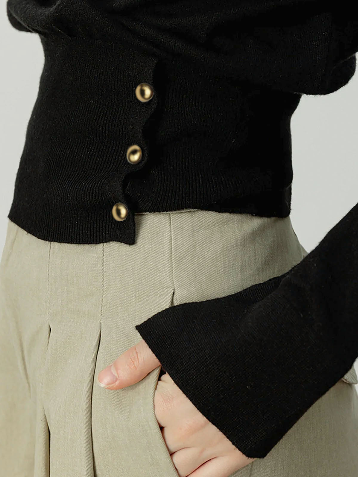 Asymetryczny sweter z odkrytymi ramionami