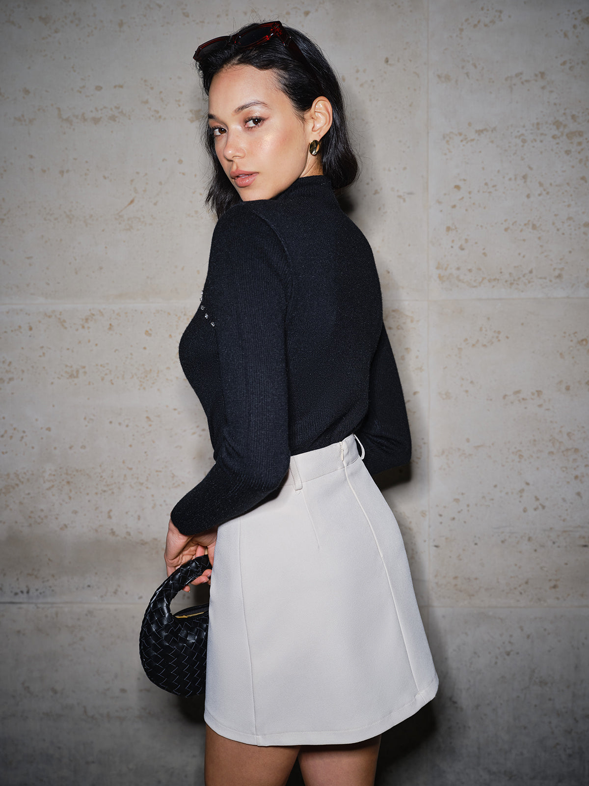 Sweter z cienkimi, prążkowanymi koralikami