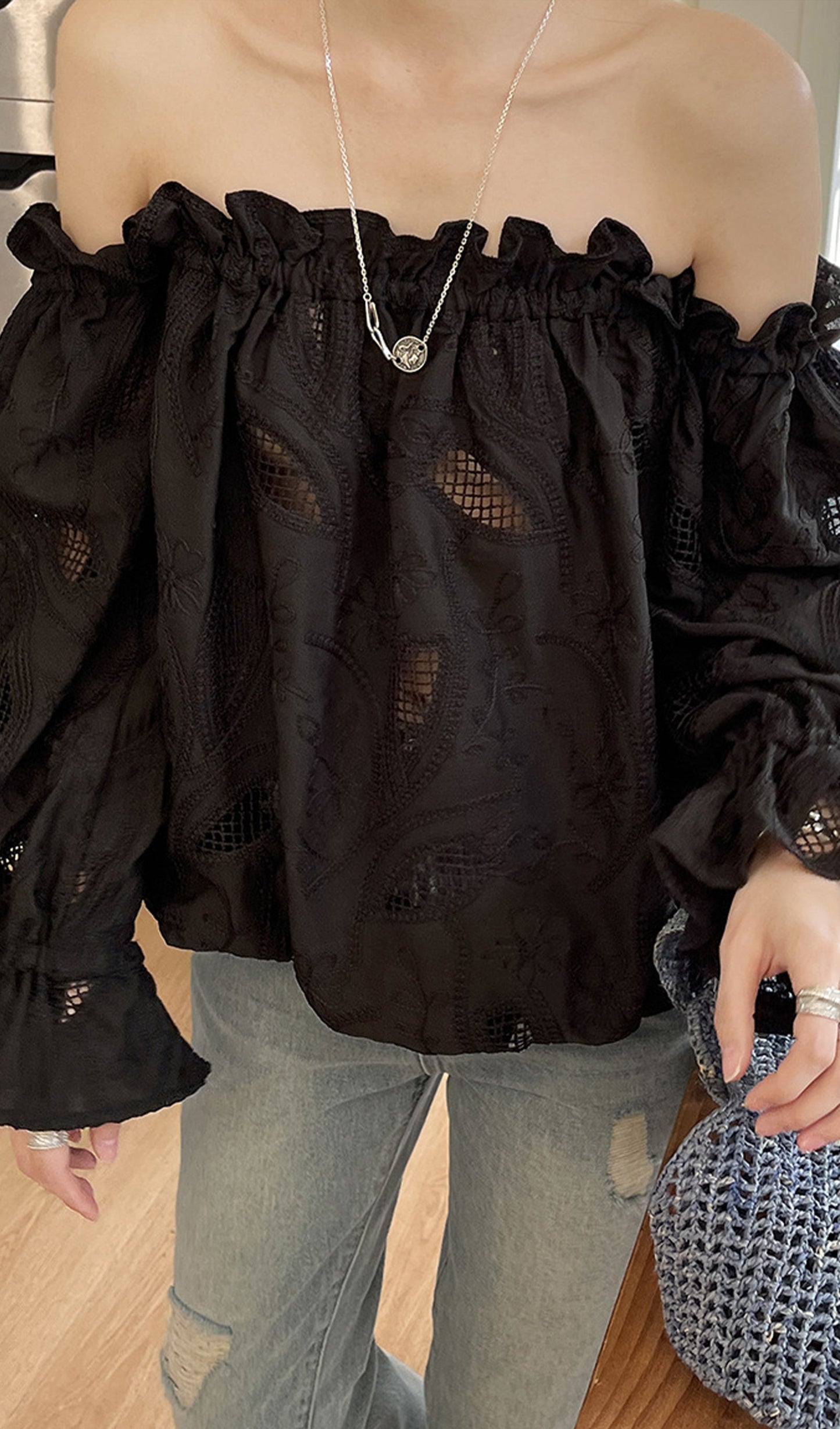 Kapalı Omuz Fırfırlı Delikli Üst