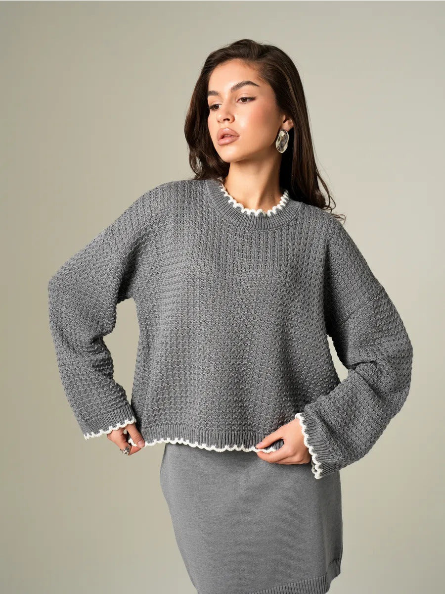 Beżowy sweter z koronkowymi rękawami kontrastowymi