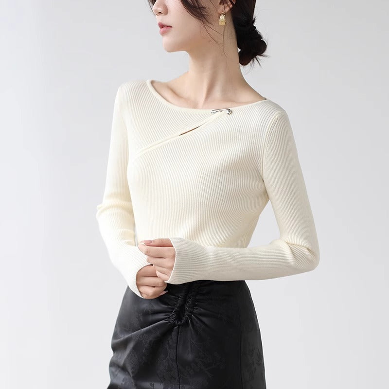 Cienki sweterek z metalowymi detalami i ściągaczem