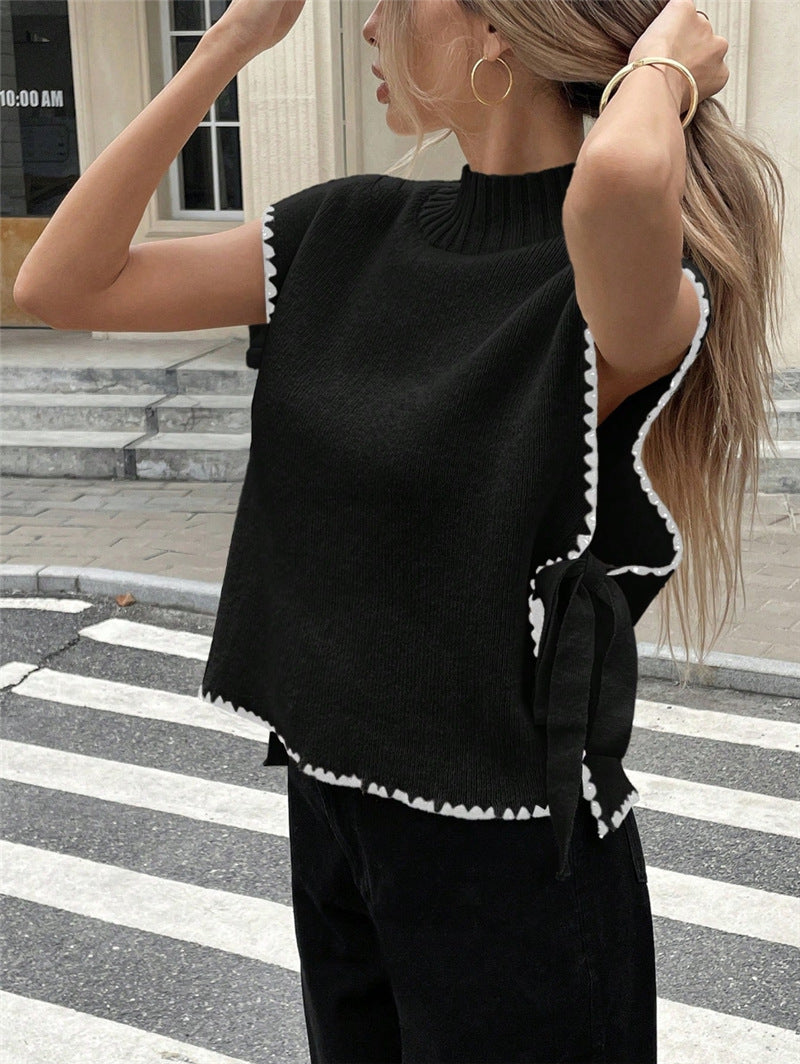 Bluzka bez rękawów z kontrastowym wykończeniem i rowkami