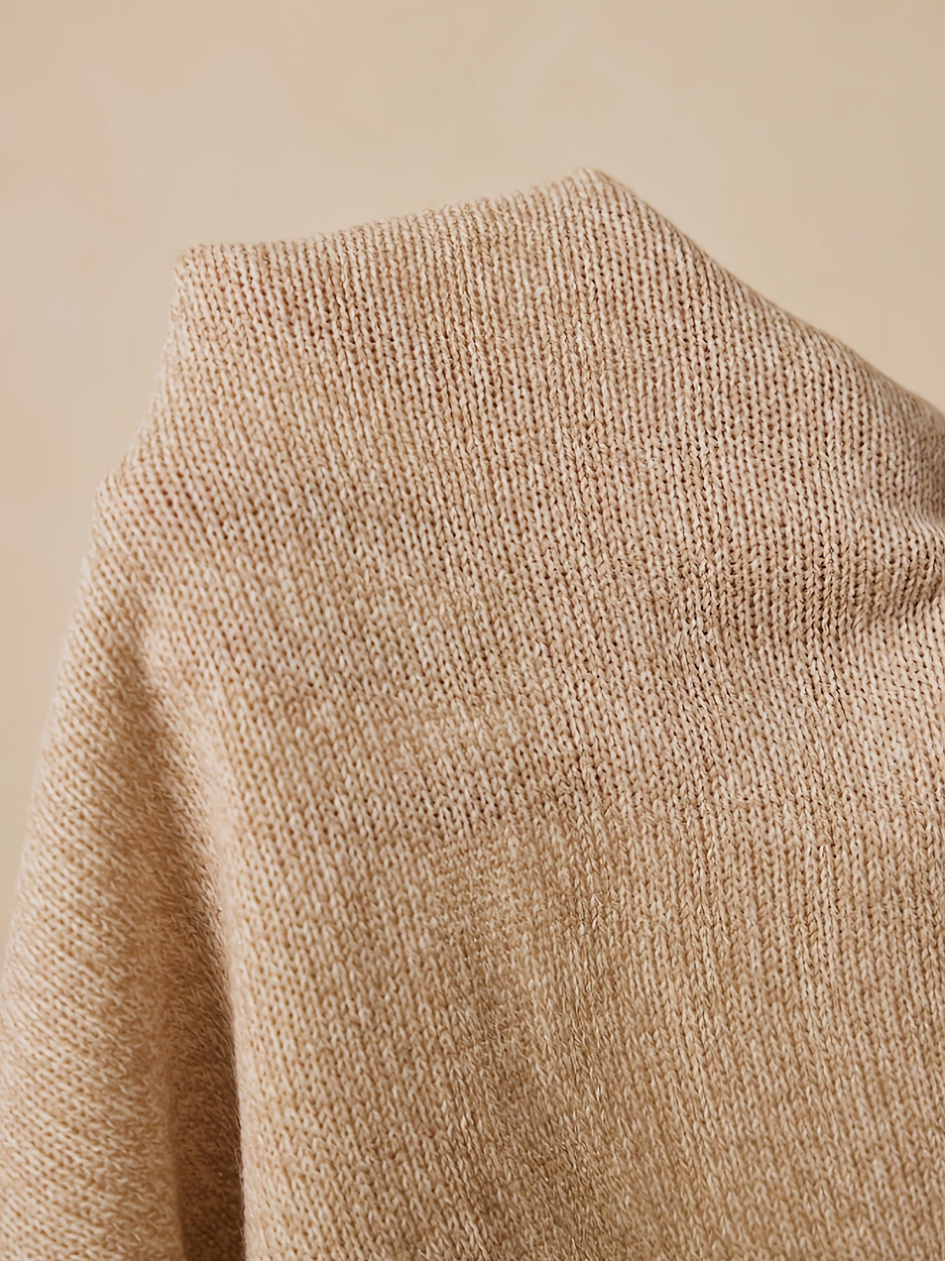 Kamizelka z dekoltem w serek i metalowymi detalami