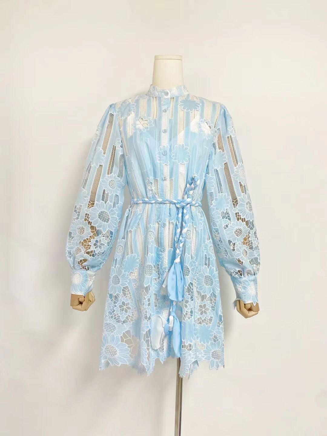 Catherine Mavi Çiçekli Dantelli Cut-Out Mini Elbise