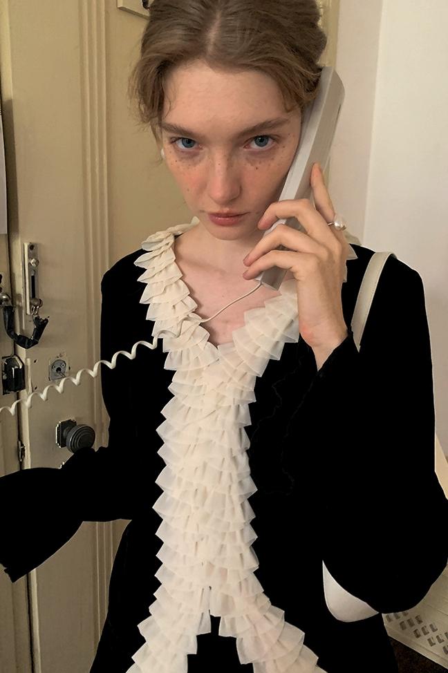 Kardigan z falbanką i dekoltem w serek Esther