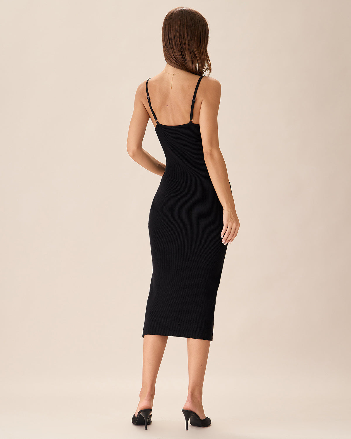 Czarna dzianinowa sukienka midi z dekoltem w kształcie litery U i guzikami