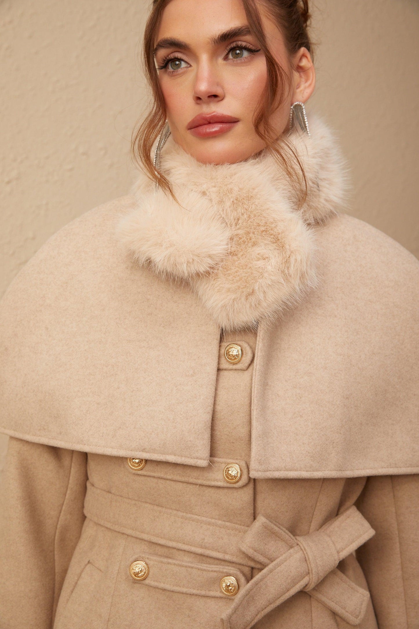 Peluş Detaylı Çıkartılabilen Pelerinli Kaban