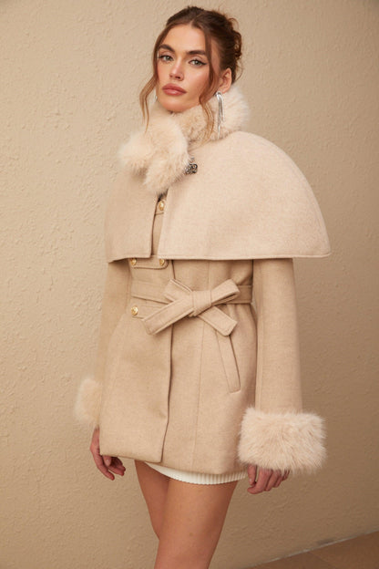 Peluş Detaylı Çıkartılabilen Pelerinli Kaban