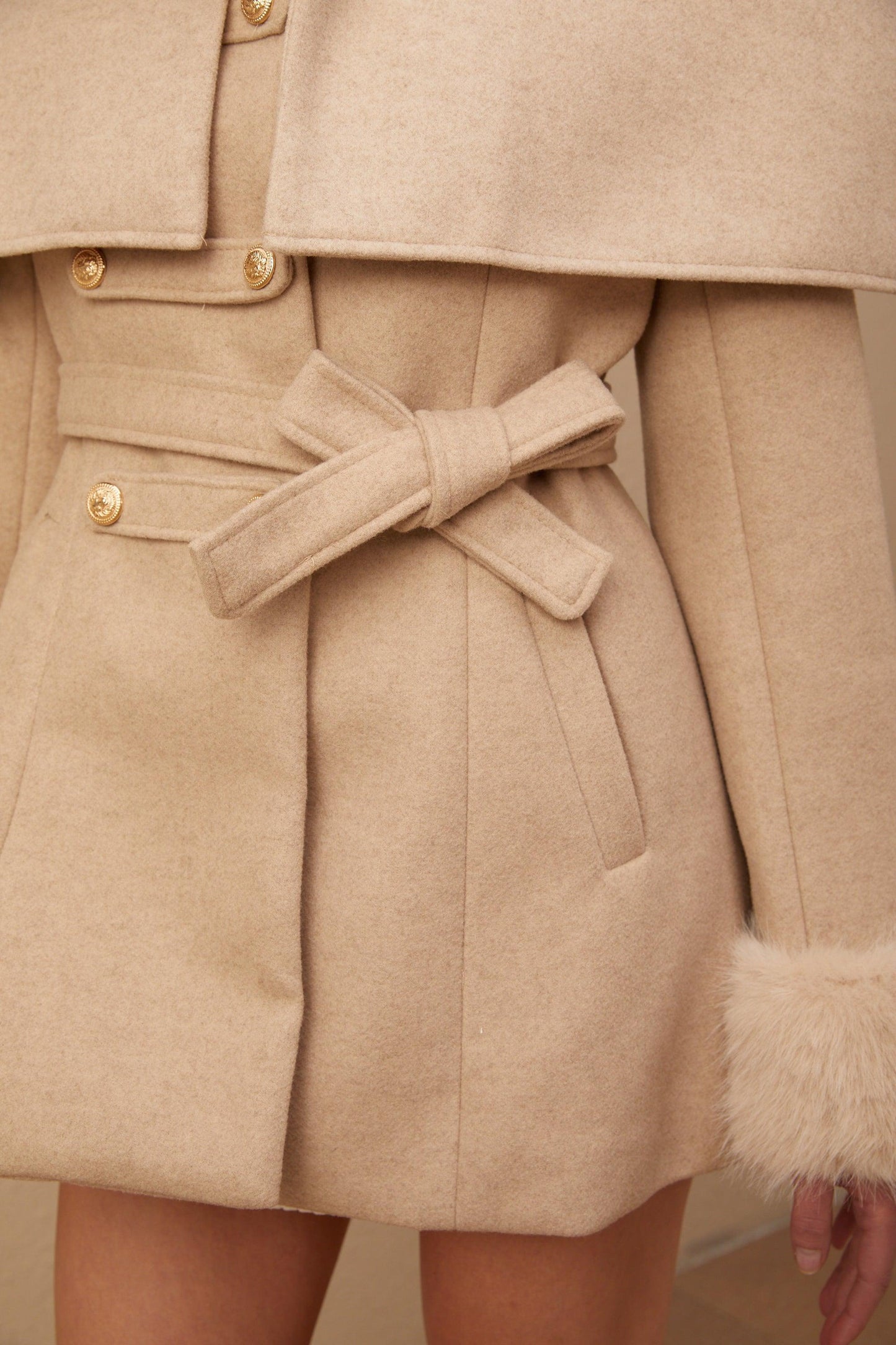 Peluş Detaylı Çıkartılabilen Pelerinli Kaban