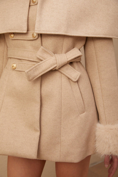 Peluş Detaylı Çıkartılabilen Pelerinli Kaban