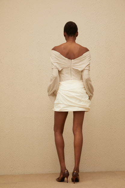 Elegancka bluzka z koronką i odkrytymi ramionami, krótka, wiązana