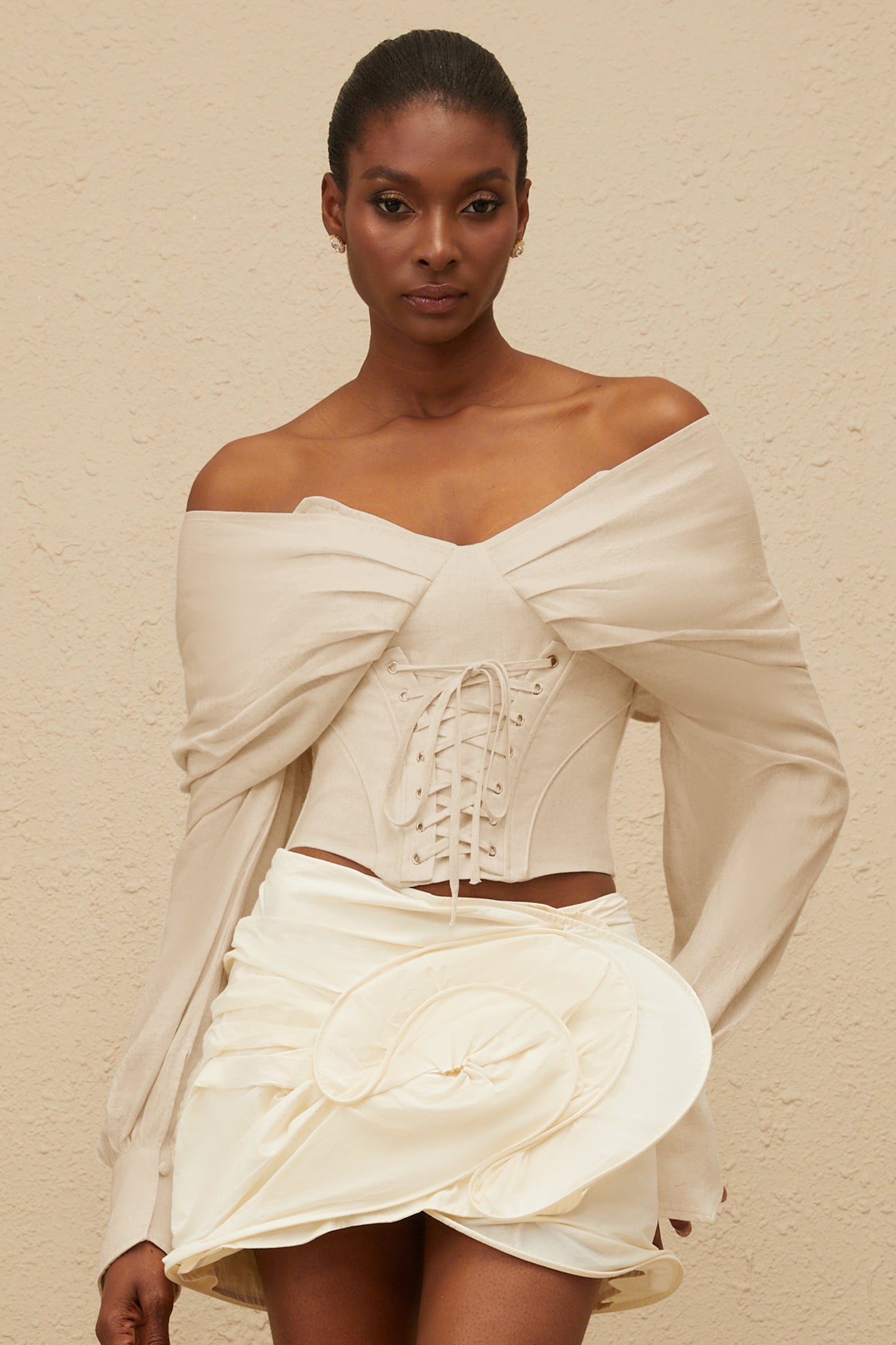 Elegancka bluzka z koronką i odkrytymi ramionami, krótka, wiązana