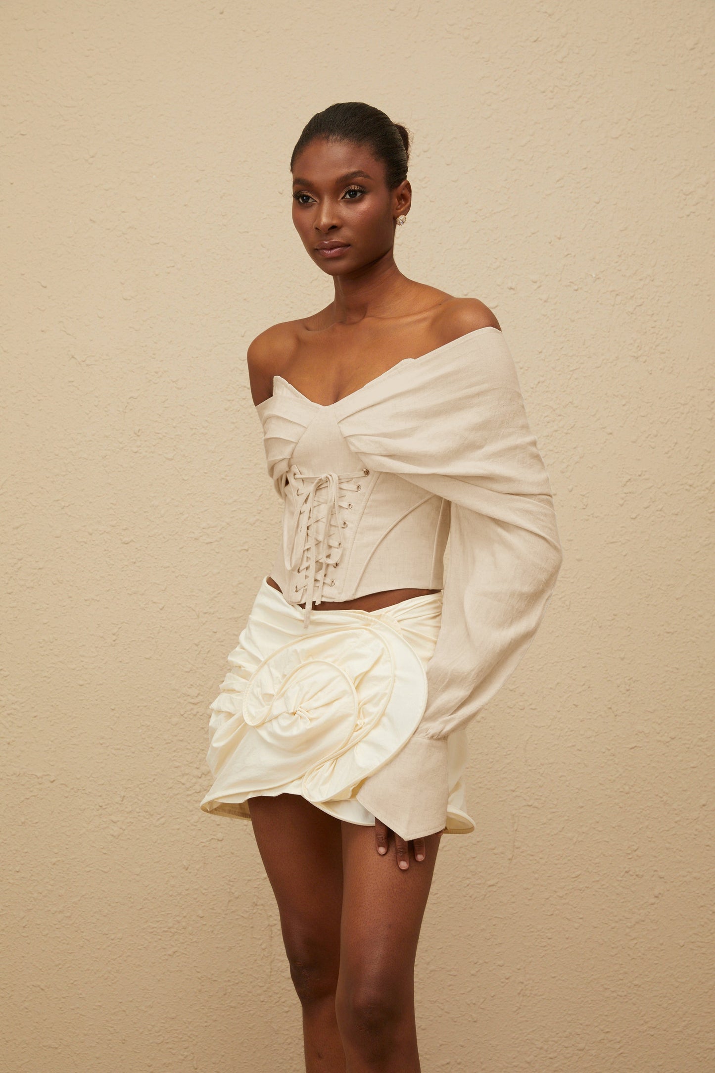 Elegancka bluzka z koronką i odkrytymi ramionami, krótka, wiązana