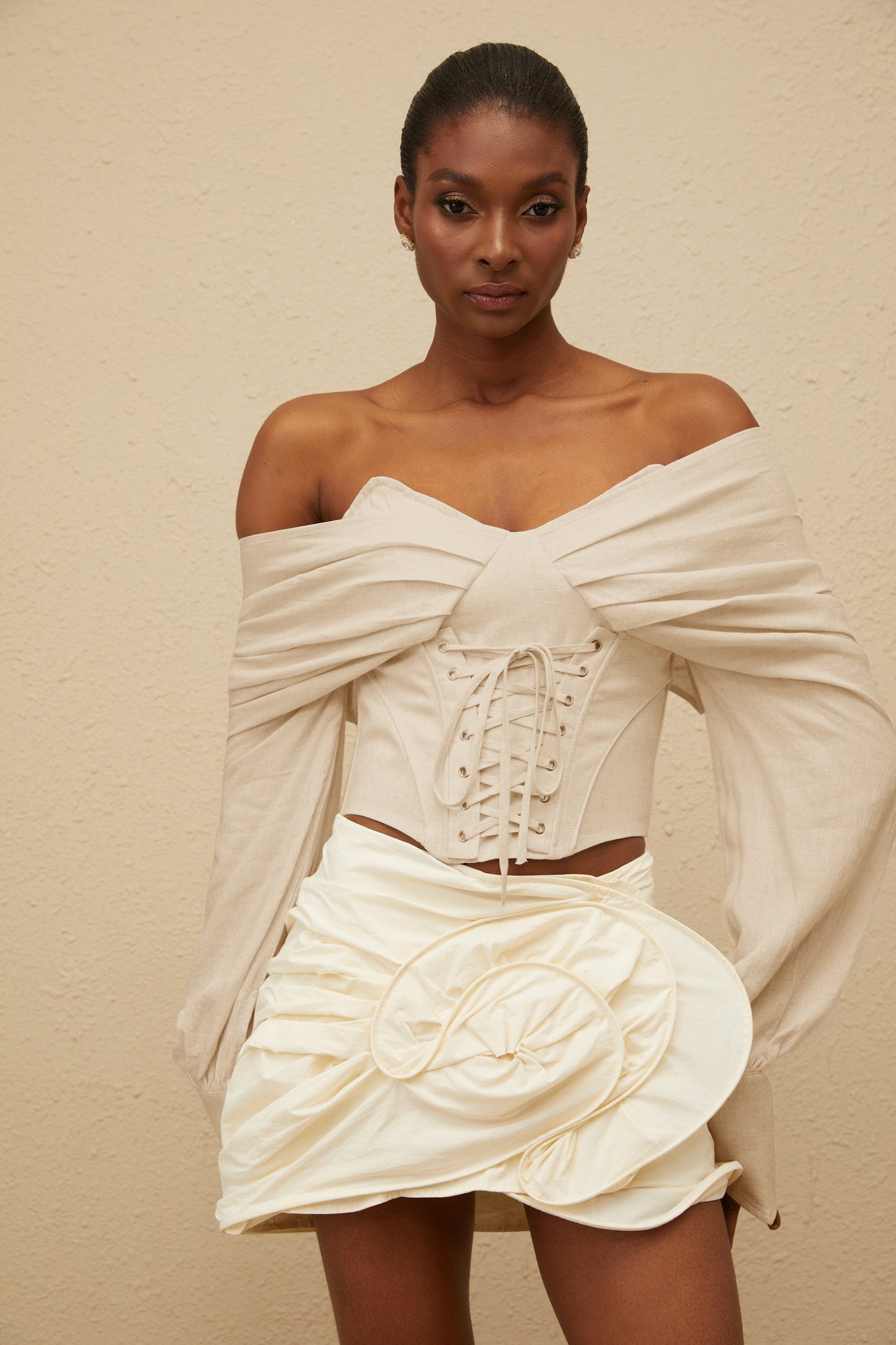 Elegancka bluzka z koronką i odkrytymi ramionami, krótka, wiązana