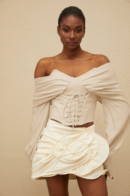 Elegancka bluzka z koronką i odkrytymi ramionami, krótka, wiązana