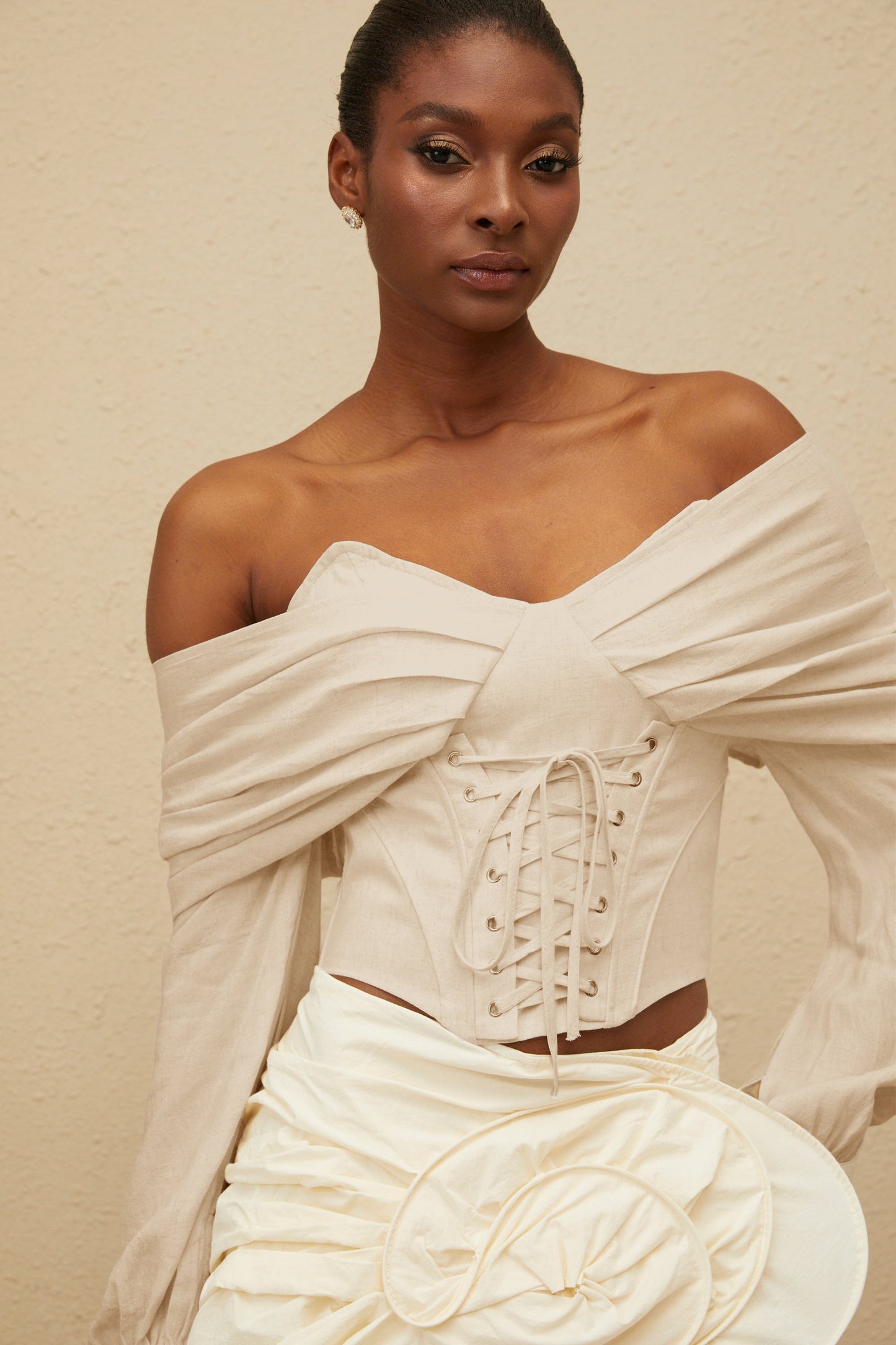 Elegancka bluzka z koronką i odkrytymi ramionami, krótka, wiązana