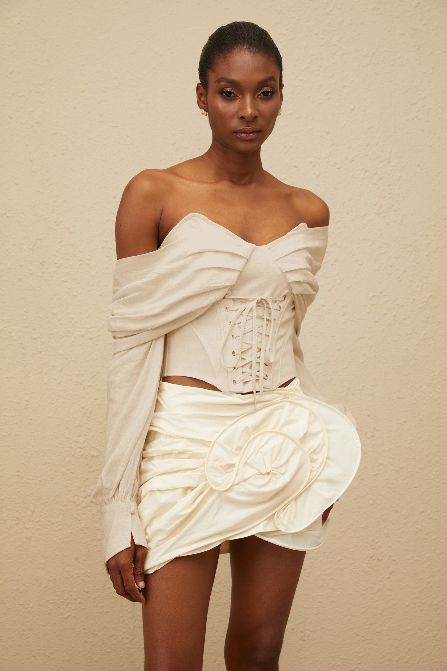 Elegancka bluzka z koronką i odkrytymi ramionami, krótka, wiązana