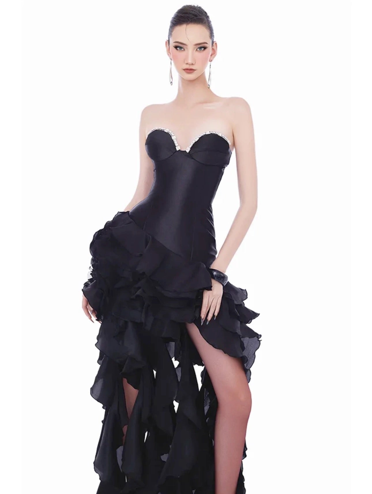 Sukienka maxi Belle z falbankami i kryształkami 