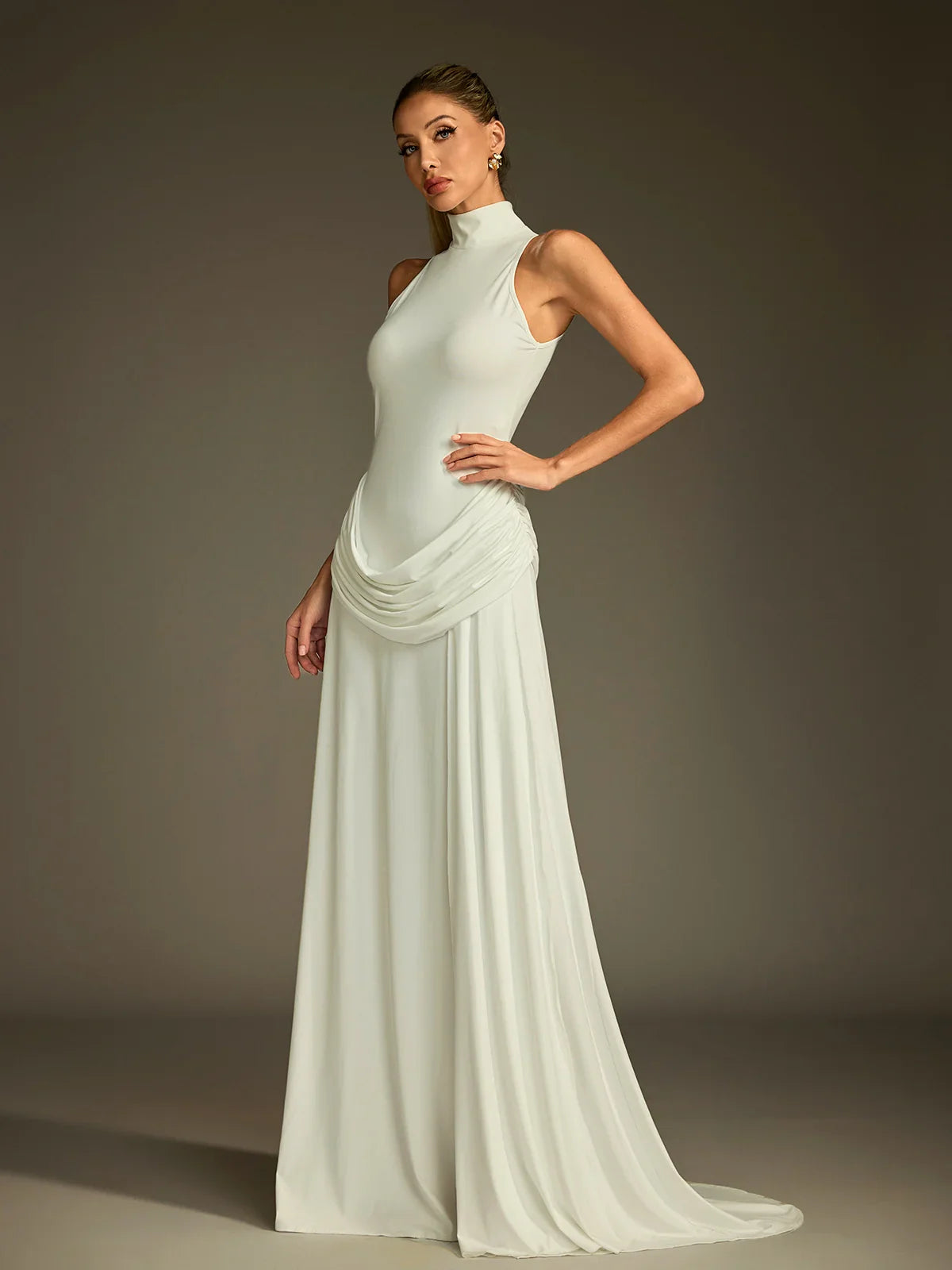 Sukienka Elise z wysokim dekoltem i drapowaniem 