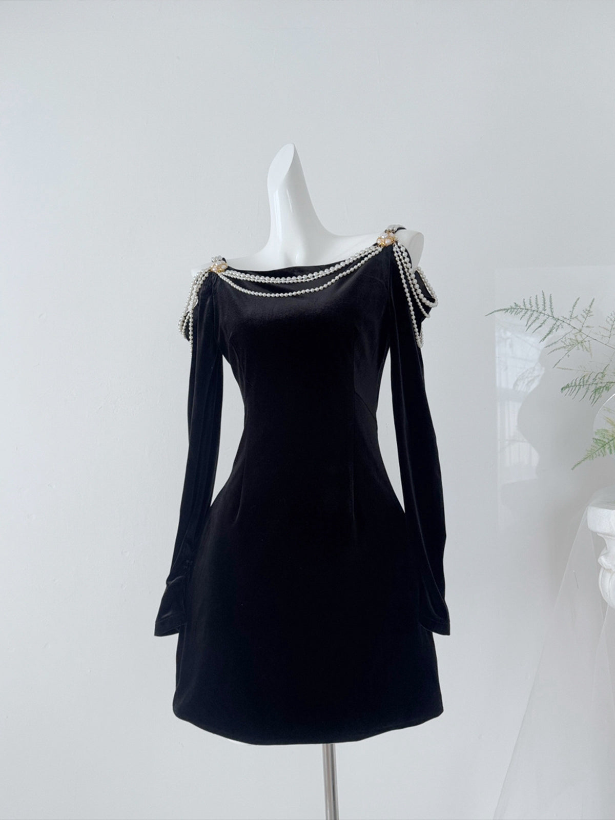 Dolcie Vintage Özel Tasarım Uzun Kollu İnci Zincirli Mini Elbise