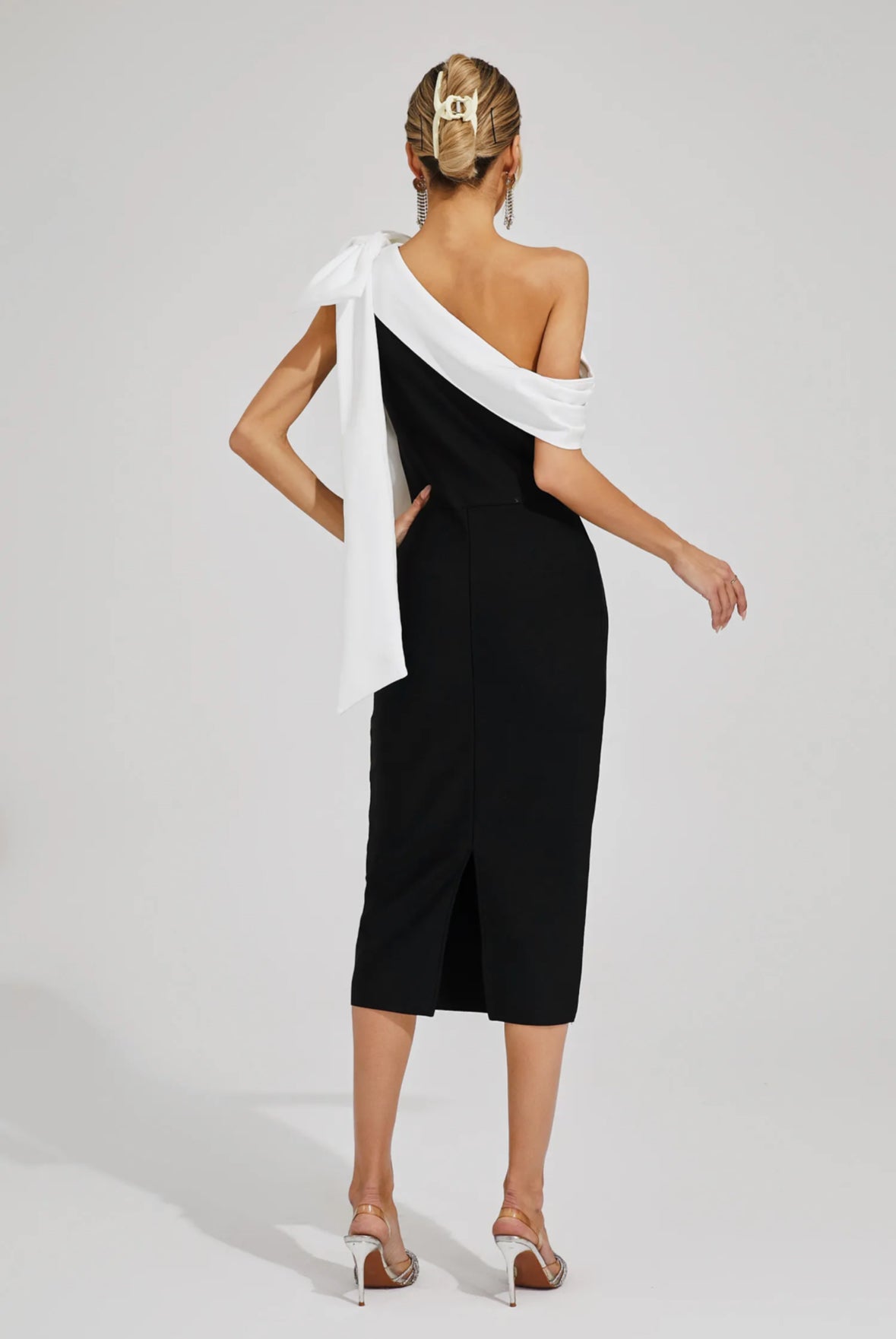 Sukienka Kelly z odkrytymi ramionami midi 