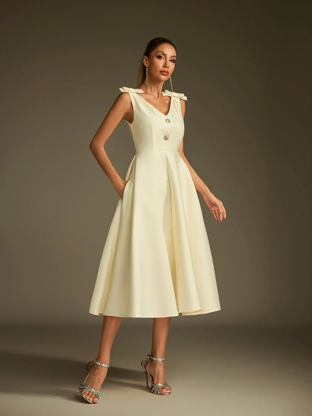 Sukienka midi Colette z satyny z rozkloszowaną nogawką 