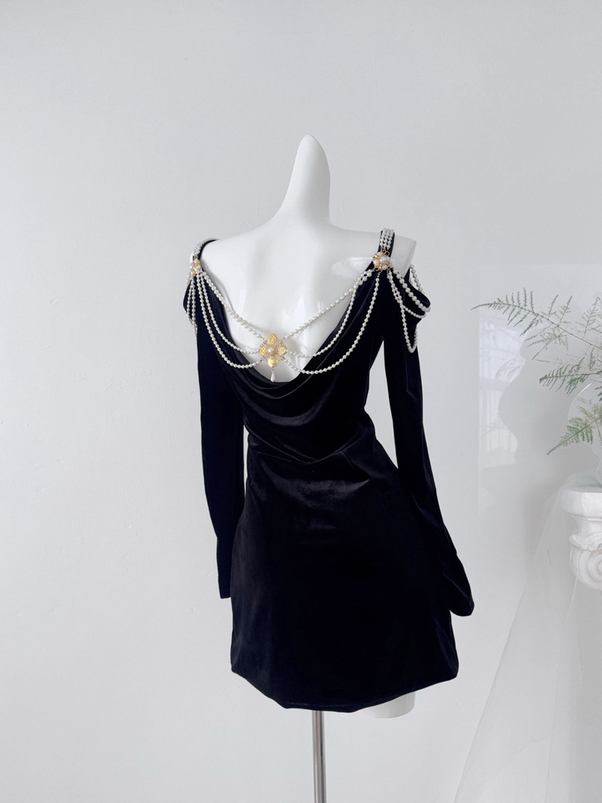 Dolcie Vintage Özel Tasarım Uzun Kollu İnci Zincirli Mini Elbise