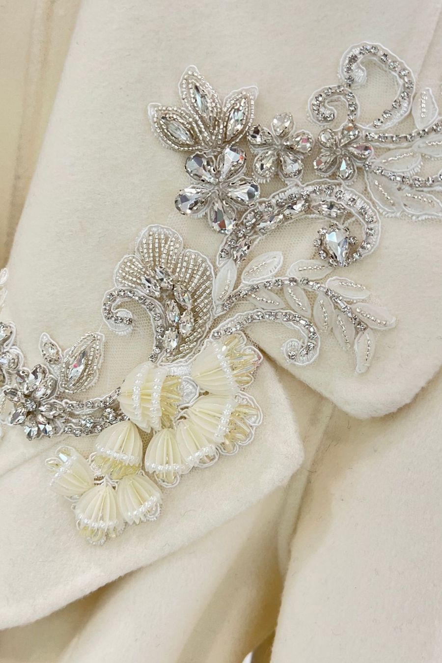 Tilki Kürk Manşetli ve 3D Çiçek Detaylı Kaşmir Palto