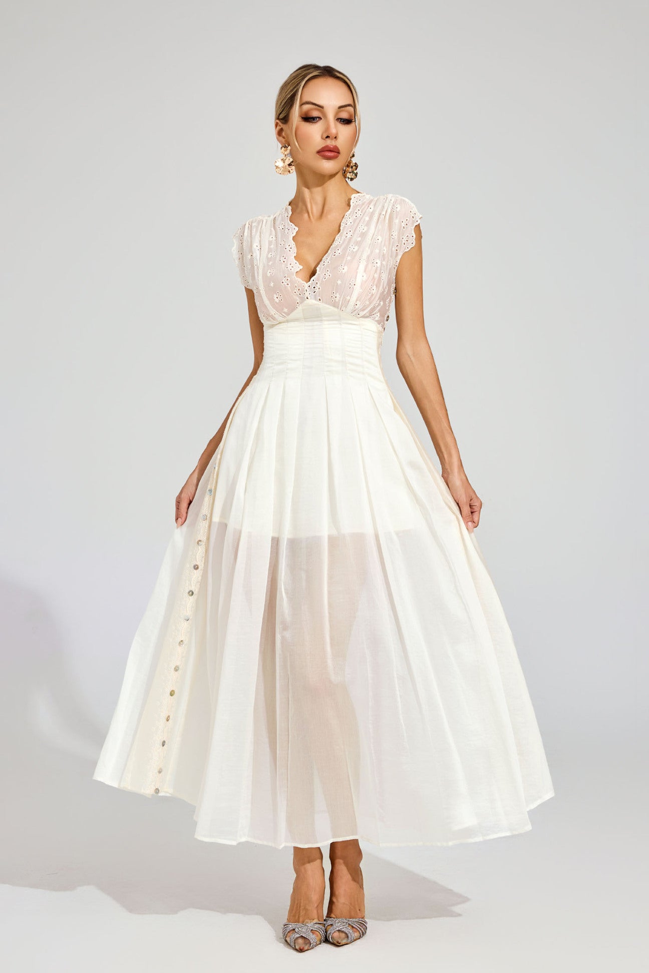 Sukienka midi z haftowanymi gwiazdami 