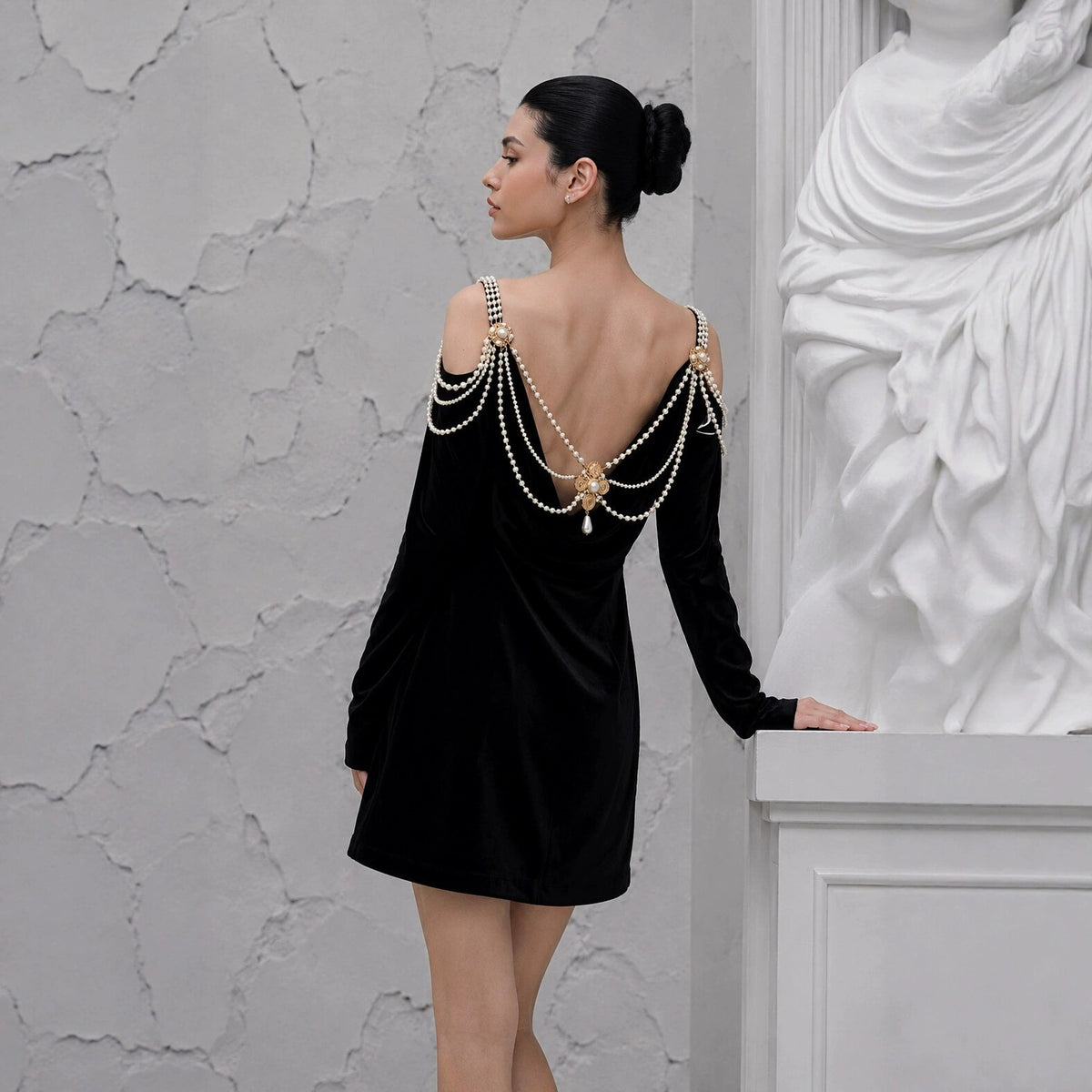 Dolcie Vintage Özel Tasarım Uzun Kollu İnci Zincirli Mini Elbise