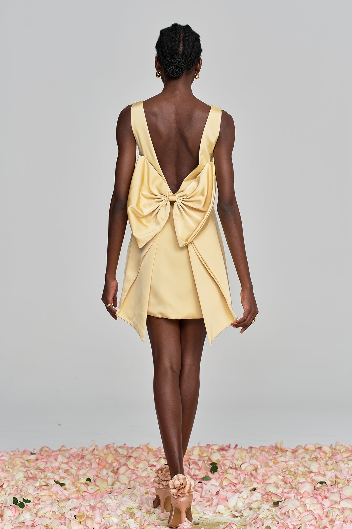 Amatus Kolsuz Sırtı Açık Fiyonklu Mini Elbise