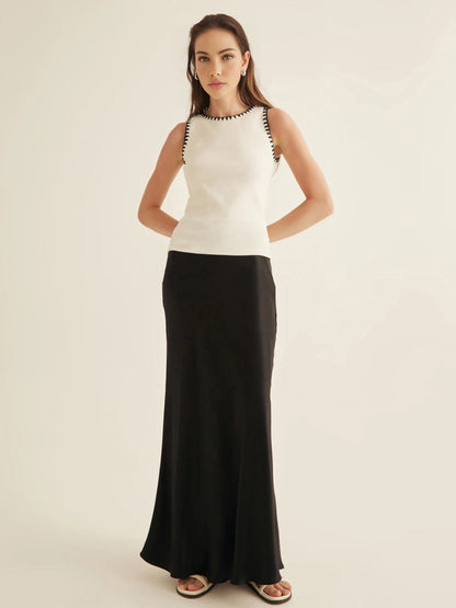 Minimalistyczny sweter z kontrastowym wykończeniem