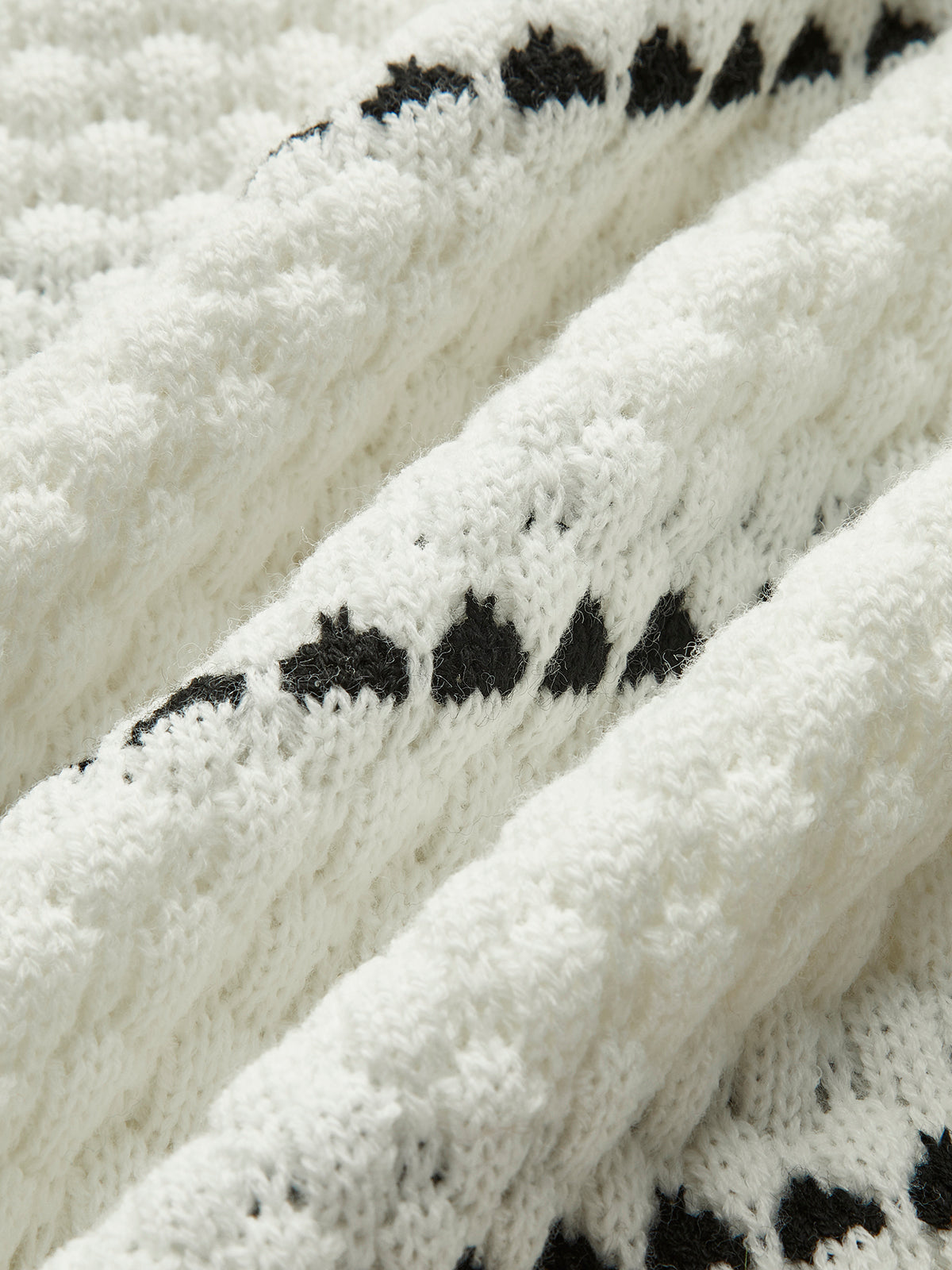 Kontrastujący sweter w paski