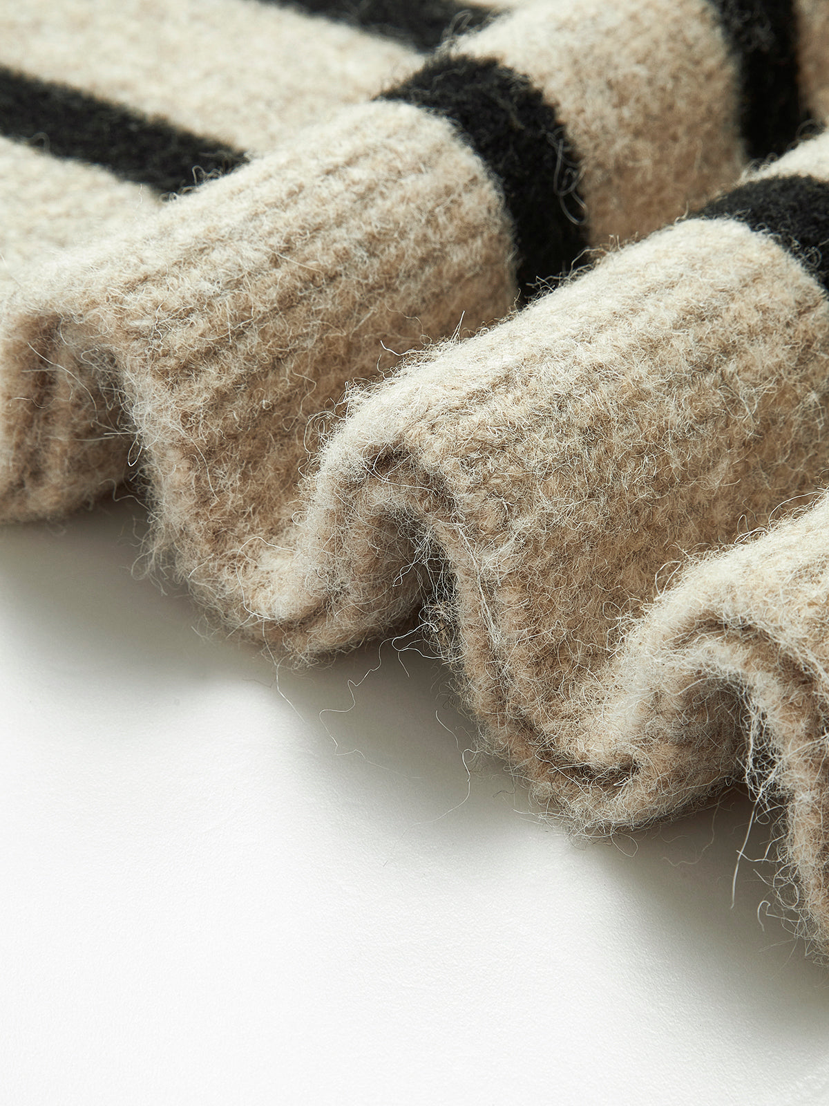 Luźny sweter w paski