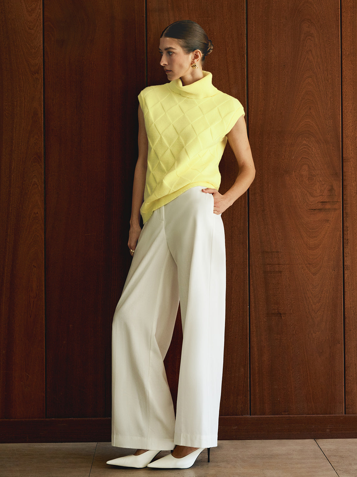 Sweter-kamizelka z golfem i diamentami