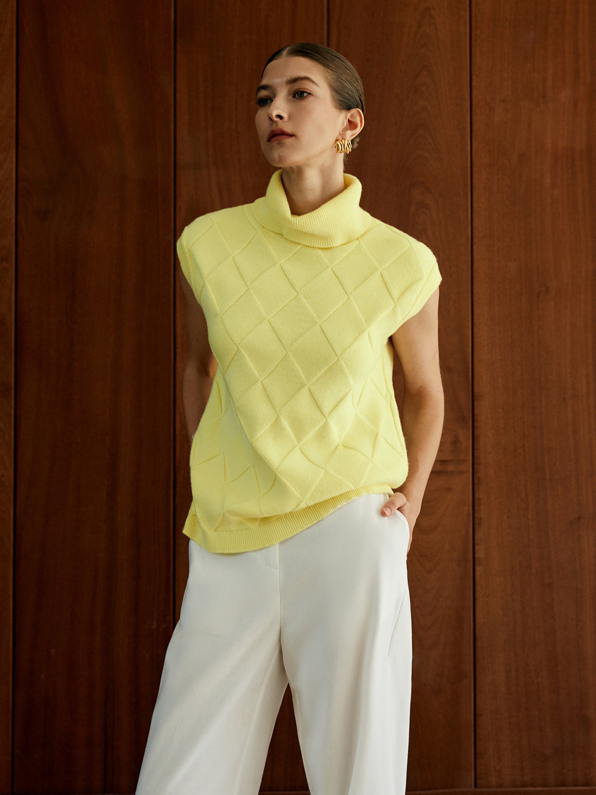 Sweter-kamizelka z golfem i diamentami