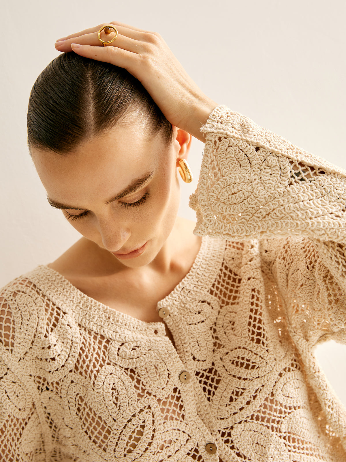 Quintessa Hollow Plisowany Kardigan Zapinany na Guziki