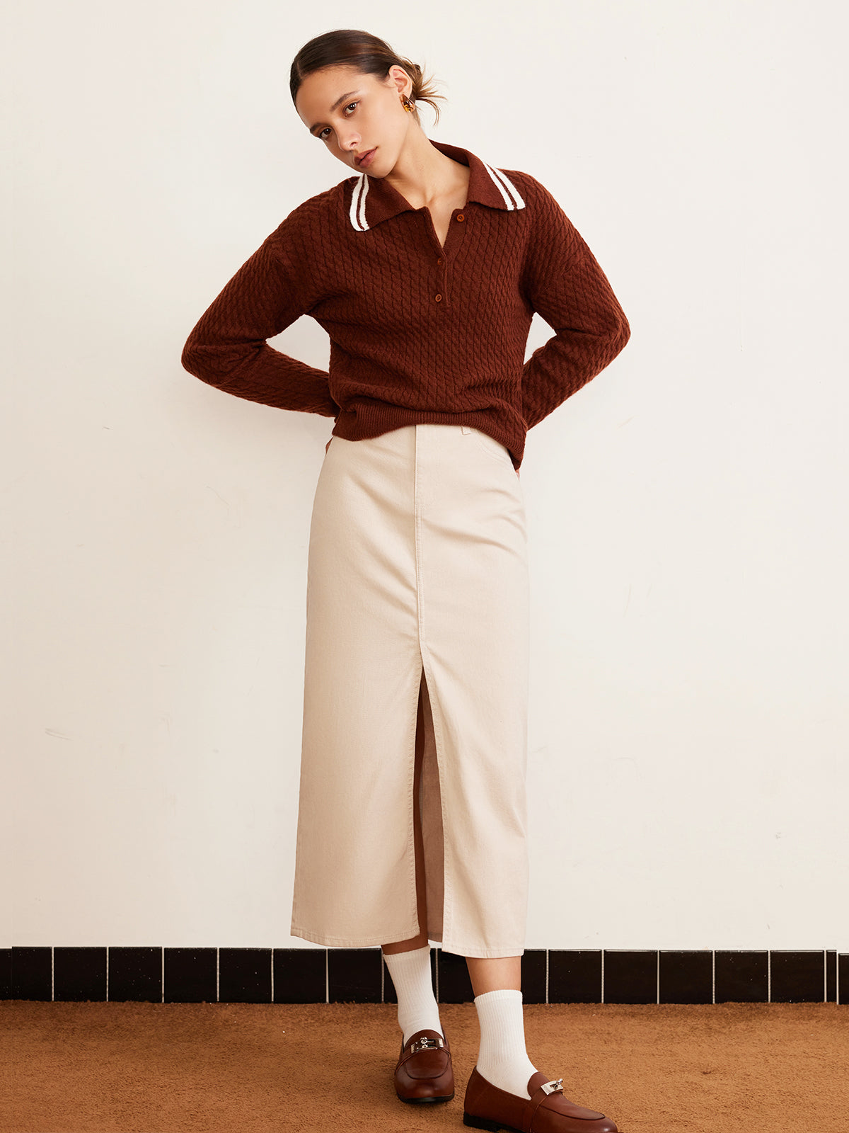 Sweter polo z dzianiny kablowej zapinany na guziki